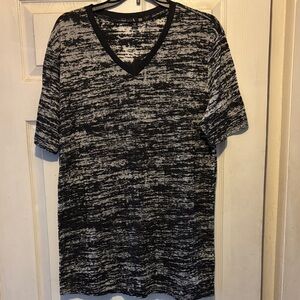 Men's Black and Gray V-Neck Short Sleeve Tee EUC Size XL